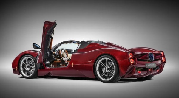 Чрез интелигентно инженерство и материали - Pagani направи тази версия на своя суперавтомобил Utopia, който достига точно същото тегло. Ексклузивната марка потвърди, че  Roadster ще направи публичния си дебют през тази седмица в Калифорния.